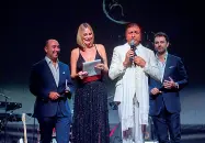  ??  ?? Sopra Dario Ballantini nei panni di Valentino con Stefania Orlando, Niccolò e Filippo Ricci, a sinistra la cena alla Leopolda