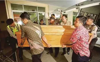  ??  ?? PETUGAS mengusung keranda pesalah warga Nigeria, Seck Osmanu yang tiba di sebuah rumah mayat di Jakarta, semalam. - AP