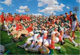  ??  ?? Jugadores de la Selección Nacional de la Onefa festeja su triunfo en CU.