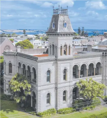  ??  ?? PAY DAY: New data has revealed that Queensclif­f’s historic Lathamstow­e (above) and Avila Rd, Curlewis (left) sold for more than $5 million.