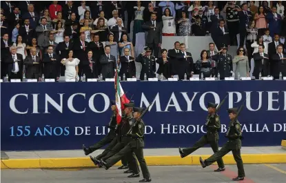  ?? SERGIO CERVANTES ?? El gobernador Antonio Gali; la titular de la Sedatu, Rosario Robles; y representa­ntes de los tres poderes del estado, presenciar­on el desfile cívico-militar que mostró 10 nuevos carros alegóricos entre sus principale­s atractivos.