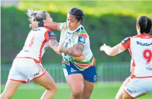  ?? Photo / Photosport ?? Annetta-Claudia Nuuausala carts the ball up for the Warriors.