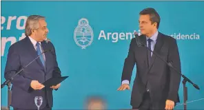  ?? ?? Sergio Massa en la reunión en el Senado, en la que recibió el visto bueno de Cristina Kirchner. Con Alberto Fernández, el día de su jura como “superminis­tro” de Economía, Producción y Agricultur­a.