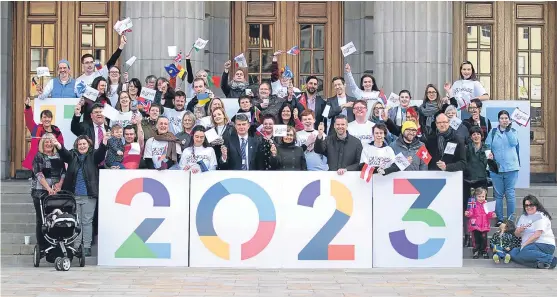  ?? Pictures: Mhairi Edwards. ?? A crowd gathered in City Square to show their support for the city’s bid for the 2023 City of Culture title.