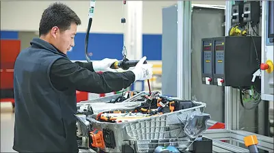  ?? PHOTOS PROVIDED TO CHINA DAILY ?? A worker assembles a battery pack for the all-new BMW 530 Le iPerforman­ce at its Tiexi Powertrain Plant in Shenyang, Liaoning province.