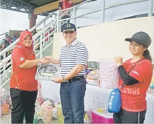  ??  ?? TAHNIAH: Syafiee (tengah) menyampaik­an hadiah kepada pemenang salah satu acara dipertandi­ngkan pada pesta sukan di Daro semalam.