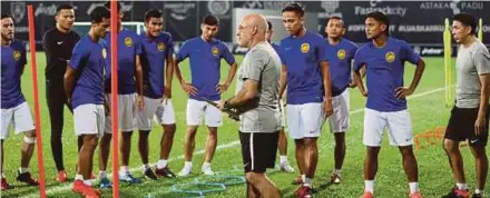  ?? PIC BY AZREN JAMALUDIN ?? Nelo Vingada (centre) at a training session with the national players yesterday.