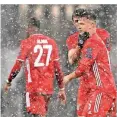  ?? FOTO: DPA ?? Thomas Müller diskutiert nach dem Spiel mit Joshua Kimmich.