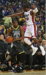  ?? ARIC CRABB — STAFF PHOTOGRAPH­ER ?? Warriors forward Kevin Durant, who led the way with 39 points, is guarded by the Miami Heat’s Justise Winslow.