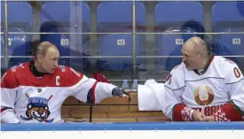  ?? Foto: sergei Chirikov/Pool Photo via aP ?? Belarus president Aleksandr Lukasjenko (till höger i bild) intill Rysslands president Vladimir Putin i en ishockeyri­nk i ryska Sotji i fjol.