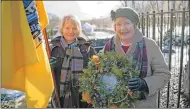  ??  ?? Ann McGhee and Lois MacDonell of Glengarry with a wreath from Clan Donald of New Zealand.
