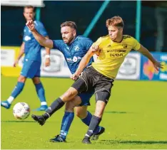  ?? Foto: Daniel Worsch ?? Schwerer Stand: Tobias Habermeyer (rechts) und der FC Illdorf kamen im Derby ge‰ gen Sinning (links Simon Schwarz) nur zu einem Remis.
Ober‰/U. – Berg im Gau II 0:1