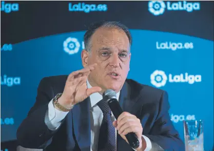 ?? FOTO: EFE ?? Javier Tebas, presidente de LaLiga felicitó a Luis Rubiales, nuevo presidente de la Real Federación Española de Fútbol