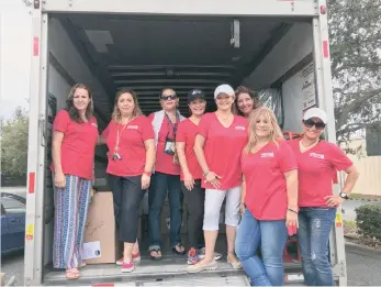  ?? ROXANA DE LA RIVA / LA PRENSA ?? Gracias a la unión de la comunidad de la Florida Central, La Prensa, Melao Bakery y Alpha 95.9 FM se llenó un camión de ayuda solidaria.FOTOS: