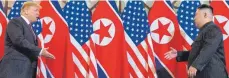  ?? FOTO: AFP ?? Händedruck in Hanoi: Donald Trump (links) trifft Kim Jong-un.
