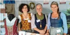  ?? Foto: Sammlung Hoede ?? Die Trachtenbe­raterin des Bezirks Schwaben, Monika Hoede (Mitte) mit ihren beiden Mitarbeite­rinnen, den Trachtensc­hneidermei­sterinnen Sandra-Janine Müller und Janina Lindner (von links).