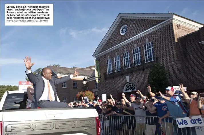  ?? PHOTO JEAN FRUTH, BASEBALL HALL OF FAME ?? Lors du défilé en l’honneur des intronisés, l’ancien joueur des Expos Tim Raines a salué les milliers amateurs de baseball massés devant le Temple de la renommée hier à Cooperstow­n.