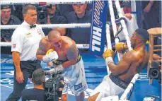  ?? FOTO: ADRIAN DENNIS/AFP ?? Alexander Usyk (li.) gestaltete den Kampf gegen Anthony Joshua unerwartet einseitig und gewann durch einstimmig­en Punktsieg.