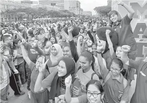  ?? — Gambar Bernama ?? HIDUP CERGAS: Teo bersama pelajar-pelajar sekolah semasa Progam Kecergasan Hari Sukan Negara Kementeria­n Pendidikan Malaysia di Dataran Putrajaya dekat Putrajaya, semalam.