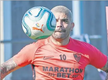  ??  ?? Éver Banega, durante un entrenamie­nto reciente del Sevilla.