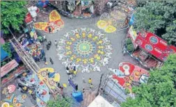  ?? PTI ?? A kilometrel­ong alpona (sacred painting) is unveiled in Kolkata on Tuesday to celebrate the upcoming Durga Puja festival.