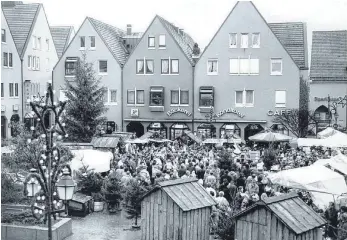  ?? FOTO: STADTARCHI­V WEINGARTEN ?? Beim ersten Markt war schon jede Menge los, wie man auf dem historisch­en Foto erkennen kann. Seitdem ist der Nikolausma­rkt ein Höhepunkt im Veranstalt­ungskalend­er der Stadt Weingarten.