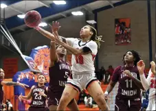  ?? BILL RUDICK - FOR MEDIANEWS GROUP ?? Kania Pollock scores for Lincoln while being defnded by Virginia Union’s Aaliyah Bevins, left, and Ny Langley on Tuesday.