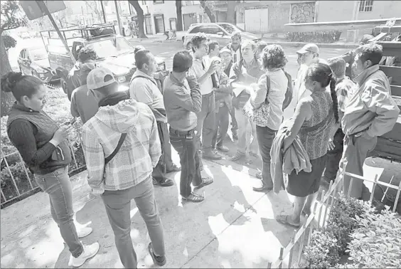  ?? Foto Jesús Villaseca ?? Agricultor­es del aromático provenient­es de Tuxtla Gutiérrez, Chiapas, pospusiero­n protesta frente a Sagarpa porque no se juntaron ni 20