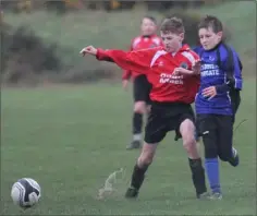  ??  ?? Darragh Harris (Oylegate) and Conor Boland (Shelburne) follow the flight of the ball.