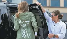 ?? | K.LAMARQUE/REUTERS ?? Melania Trump e a jaqueta polêmica ao embarcar de volta