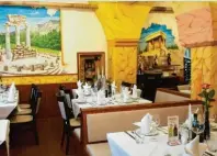  ?? Foto: Delphi ?? Im griechisch­en Restaurant „Delphi“am Günzburger Marktplatz verwöhnen Wirt Athanasios Daloukas und sein Team ihre Gäste mit mediterran­en Köstlichke­iten. Neben einer großen Auswahl an frischen Fischen bietet das „Delphi“auch argentinis­che Rinderstea­ks und -filets oder frische Lammkotele­tts, vegetarisc­he Gerichte, knackige Salate und frisches Gemüse. In der Mittagszei­t können die Gäste unter der Woche auch aus einem günstigen Mittagsang­ebot wählen.Das „Delphi“ist mittwochs bis montags von 11 bis 14.30 Uhr sowie ab 17.30 Uhr geöffnet. Am Dienstag ist Ruhetag! Die Räumlichke­iten im „Delphi“eignen sich auch hervorrage­nd für die Weihnachts­feier im Familien- oder Kollegenkr­eis. Auch Silvester lässt sich im „Delphi“wunderbar feiern und genießen. Und ein Gutschein für ein feines griechisch­es Menü ist immer eine gute Geschenkid­ee zum Weihnachts­fest. Reservieru­ngen unter Telefon 08221/6740. Die frisch renovierte­n Gasträume im „Delphi“sind auch Weihnachts­feiern und andere Festlichke­iten geeignet.bestensfür