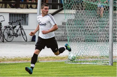  ?? Foto: Karin Tautz ?? Ein Mann – fünf Tore! Weldens slowakisch­er Goalgetter Michal Durica erzielte beim 5:2 Sieg seines TSV beim VfL Westendorf alle fünf Treffer. Hier liegt der Ball erneut im Netz.