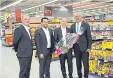  ?? FOTO: PEGGY MEYER ?? Das Kaufland hat umgebaut. Von links: Verkaufsle­iter Sascha Mess, Paul Hermann (Hausleiter Kaufland), Wirtschaft­sförderer Alejandro Palacios Tovar und Bürgermeis­ter Thomas Schärer.