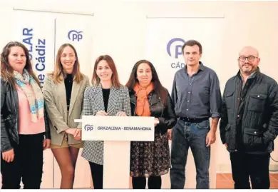  ?? ?? La nueva candidata Encarni Castro con el presidente del PP provincial Bruno García, entre otros, en el acto.