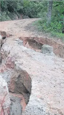  ??  ?? DAÑOS. Hay tramos que están cortados por las corrientes de agua. Los productore­s tienen que hacer uso de caballos.