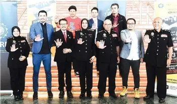  ??  ?? Latheefa Koya (front centre) posing with her personnel and theater actors after a press conference announcing a play entitled ‘Semarak Pertiwiku’ at Istana Budaya yesterday. - Bernama photo