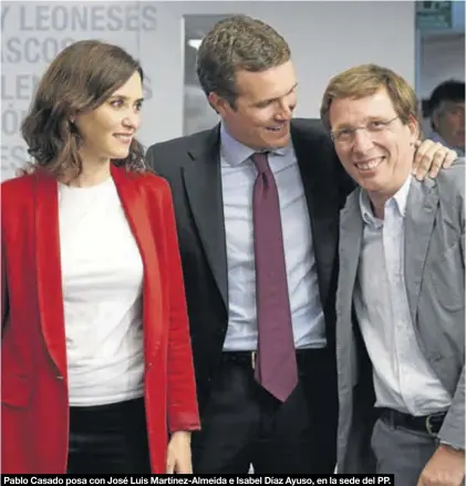  ?? EFE / EMILIO NARANJO ?? Pablo casado posa con José Luis martínez-almeida e Isabel díaz Ayuso, en la sede del PP.