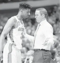  ?? RONALD MARTINEZ/GETTY IMAGES ?? Florida coach Mike White has a word with Jalen Hudson during the first half on Thursday.