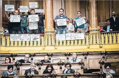  ?? LLIBERT TEIXIDÓ ?? Agentes de la policía municipal protestaro­n en la sesión plenaria de ayer