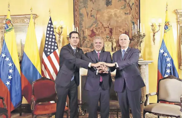  ??  ?? Juan Guaidó, junto al mandatario colombiano, Iván Duque y el vicepresid­ente de EE.UU, Mike Pence, ayer en Bogotá.