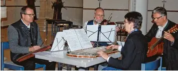  ?? Foto: Andrea Collisi ?? Seit Jahren sind sie beim Benefizkon­zert des Trachtenve­reins D’Lechauer dabei: Die Volksmusik­gruppe Königsbrun­n trug ihren Teil zur besinnlich­en Stimmung in der Kirche Maria unterm Kreuz bei.