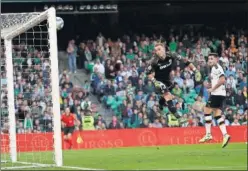  ??  ?? Cillessen observa cómo la pelota de Canales se cuela en su portería.