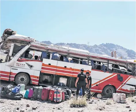  ??  ?? ► Bus volcó la madrugada del 2 de febrero, tras salirse de la ruta a Mendoza por exceso de velocidad.