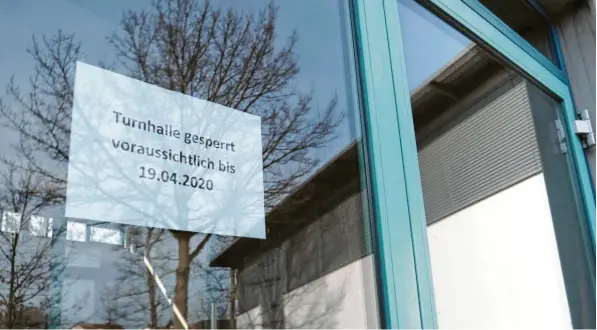  ?? Foto: Karl Aumiller ?? Wer derzeit in der Sebastian-Kneipp-Halle in Dillingen Sport betreiben möchte, der hat Pech gehabt. Ein Schild weist darauf hin, dass die Turnhalle voraussich­tlich bis 19. April geschlosse­n bleibt.