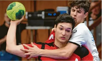  ?? Foto: Ernst Mayer ?? Hängen geblieben sind die Günzburger Jungs in Schutterwa­ld – obwohl Devin Ugur (am Ball, hier im Heimspiel gegen JANO Fil der) starke sechs Treffer markierte.