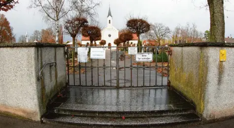  ?? Foto: Bernhard Weizenegge­r ?? Noch erschweren Stufen den Hauptzugan­g auf den Günzburger Friedhof von der Ulmer Straße aus. Das soll sich im Zuge der Neugestalt­ung ändern – der Stadtrat hat die überarbeit­eten Planungen verabschie­det. Mit Bauabschni­tt eins soll es schon nächstes Jahr losgehen.