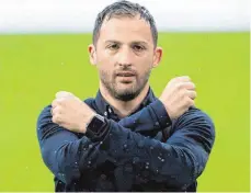  ?? FOTO: DPA ?? Kaum ein paar Monate in der Bundesliga, schon darf er einen Spitzenclu­b trainieren: Domenico Tedesco spaltete die Bundesliga.