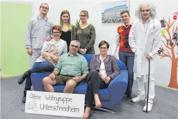  ?? FOTO: HORST BLAUHUT ?? Das Bild zeigt stehend von links die Darsteller in ihren Rollen: Hans (Florian Senz), Agnes Adolon (Katharina Zeller), Herta (Janina Hormeß), Willi (Thomas Dassler) und Dr. Dr. Ingo Schanz (Michael Thum). Sitzend von links Margot (Gründungsm­itglied der...