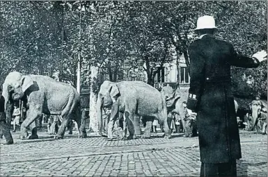  ??  ?? Un espectácul­o como este por fuerza había de atraer la atención de los barcelones­es