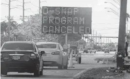  ?? JOE CAVARETTA/STAFF PHOTOGRAPH­ER ?? A sign at the entrance to Quiet Waters Park in Deerfield Beach informed drivers that the Hurricane Irma food aid program had been suspended.